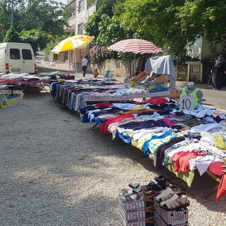 İlçemiz Gökçedere Mahallesi Okul Caddesinde pazaryeri kurulmuştur