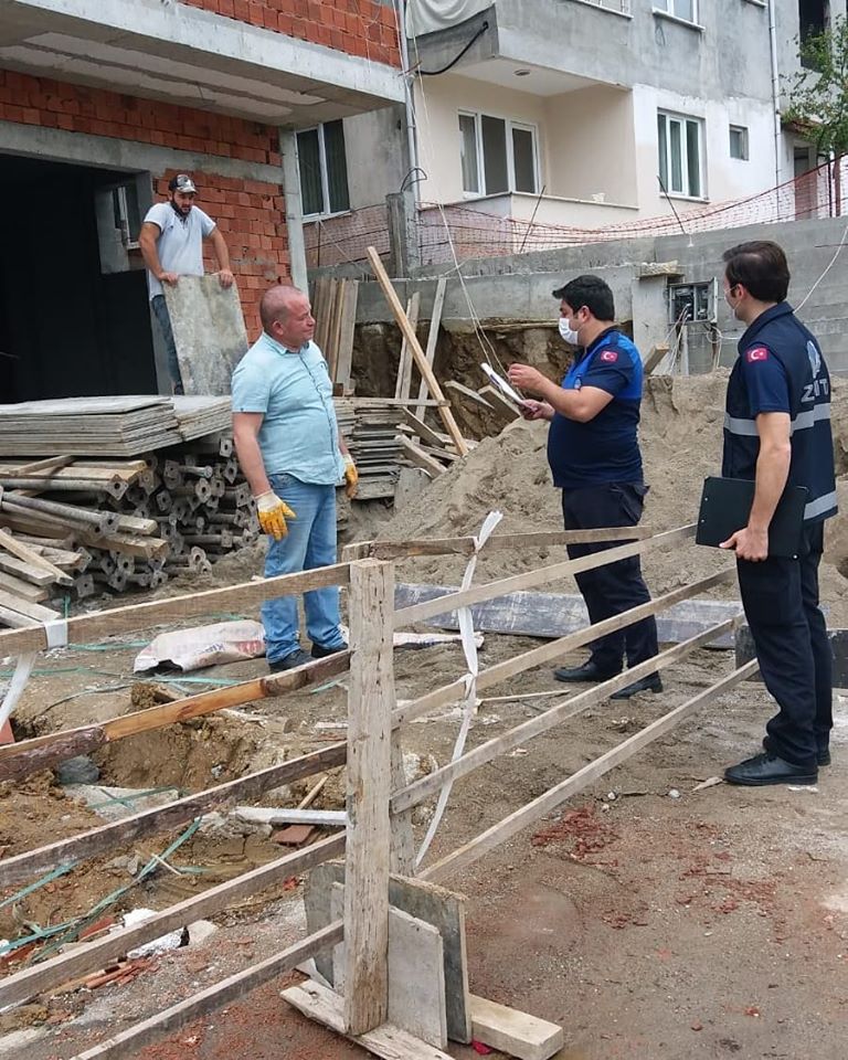 İLÇEMİZDE BULUNAN İNŞAAT ÇALIŞMASI PERSONELLERİNE COVİD-19 BİLGİLENDİRMESİ