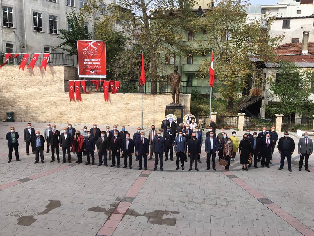 CUMHURİYET BAYRAMI İLÇE MEYDANINDA KUTLANDI
