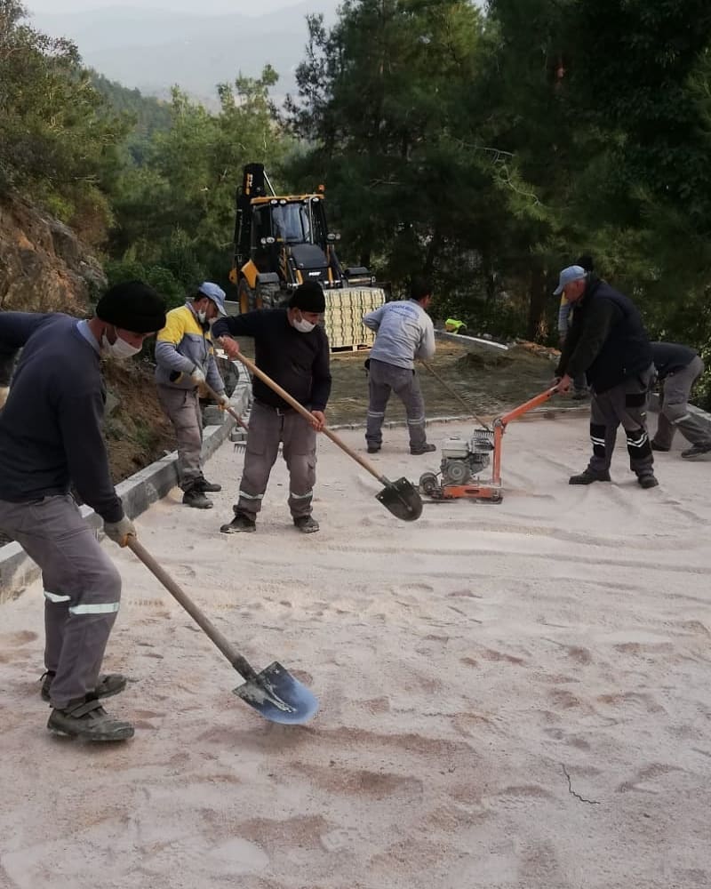 PARKE YOL ÇALIŞMALARI DEVAM EDİYOR