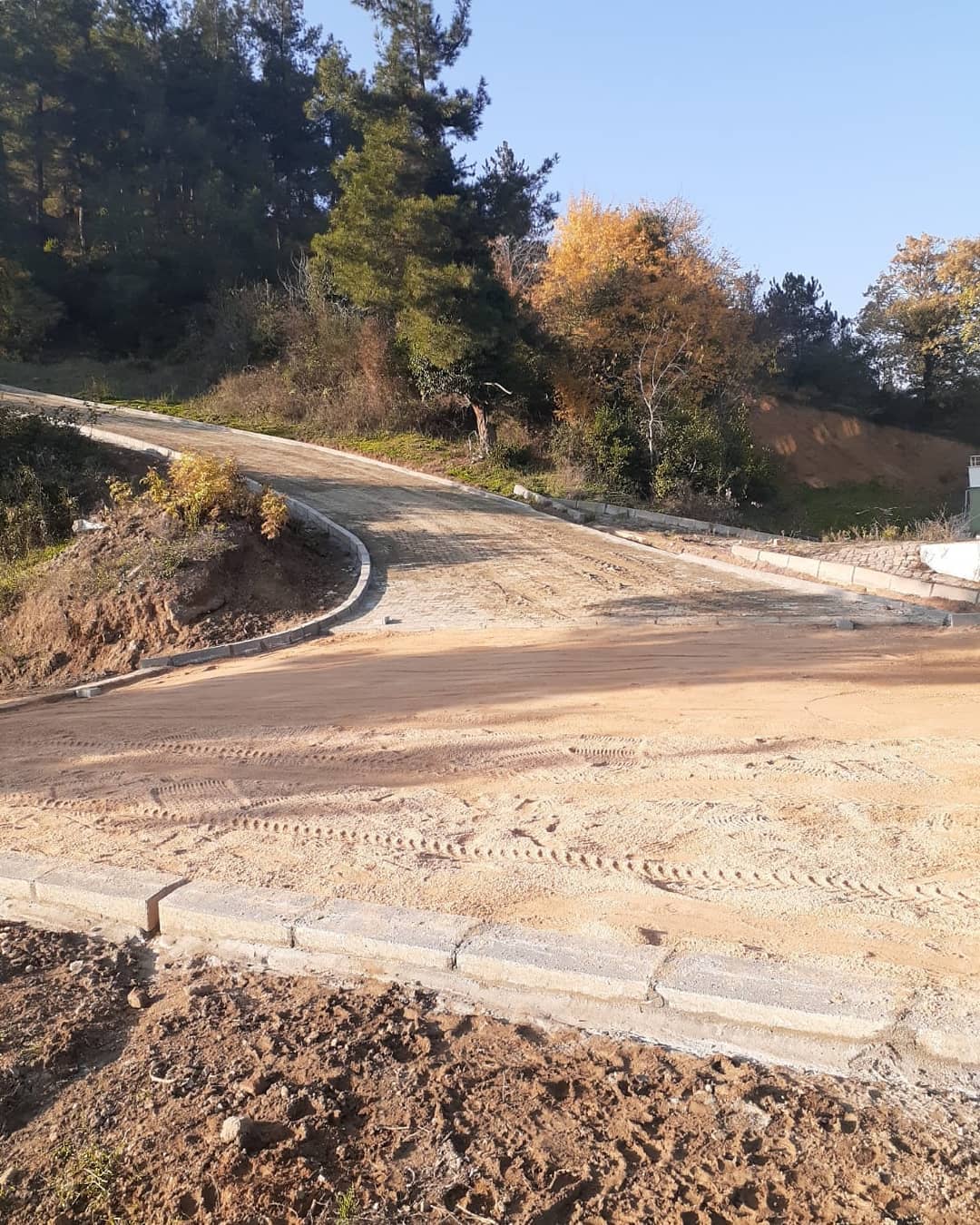 PARKE YOL ÇALIŞMALARI DEVAM EDİYOR