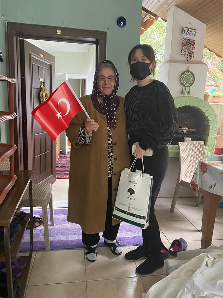 TÜRK BAYRAĞI DAĞITIMI