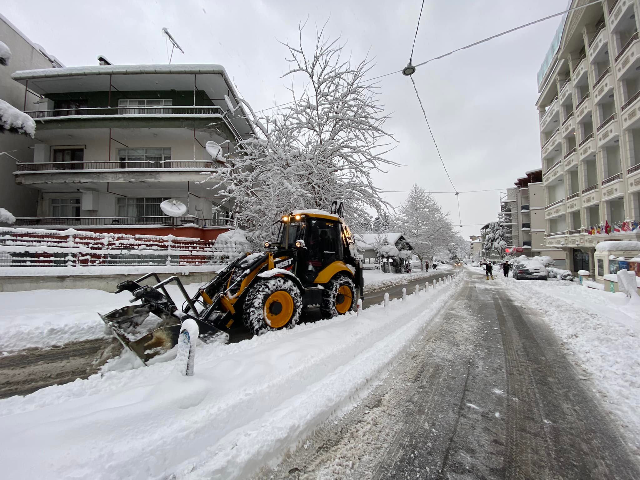 KAR KÜREME VE TUZLAMA İŞLEMLERİ DEVAM EDİYOR