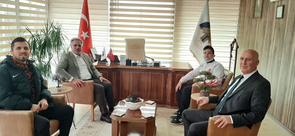 BELEDİYE BAŞKANIMIZ H.SİNAN ACAR AFYONDA DÜZENLENEN SERBEST GÜREŞ ŞAMPİYONASINDA TÜRKİYE İKİNCİSİ OLAN AHMET SOYSAL VE ANTRENÖRÜ SERKAN ÇAVUŞOĞLU'NU MAKAMINDA AĞIRLADI