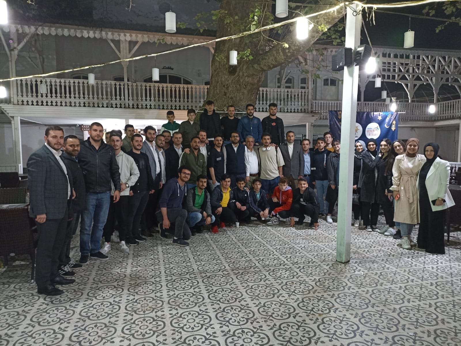 GENÇLERİMİZLE İFTAR YEMEĞİ SONRASI ÇINAR KAFEDE ÇAY EŞLİĞİNDE SOHBET ETTİK
