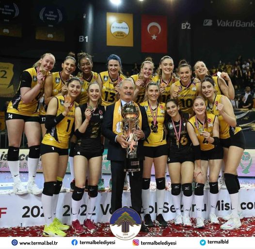 SULTANLAR LİGİ SEZONU ŞAMPİYONU VAKIFBANK KUPASINI ALDI