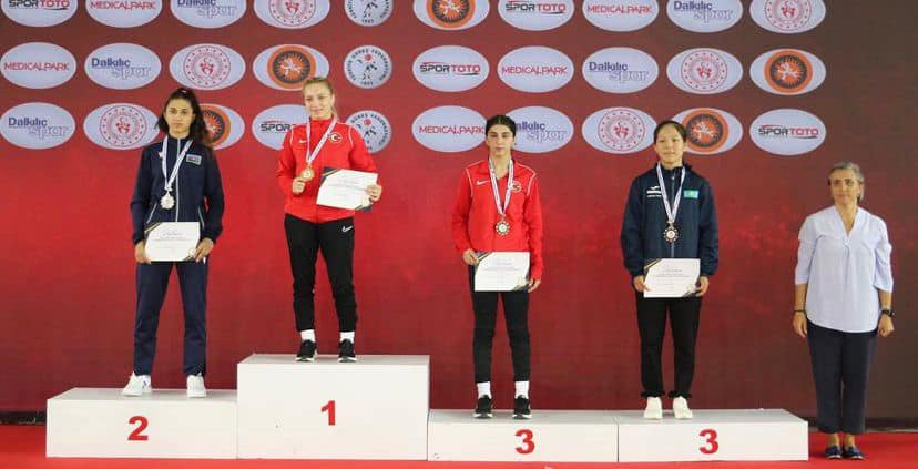 KADIN YILDIZLAR ZAFER TURNUVASINDA BOY GÖSTEREN SPORCULARIMIZI BAŞARILARINDAN DOLAYI TEBRİK EDİYORUZ 