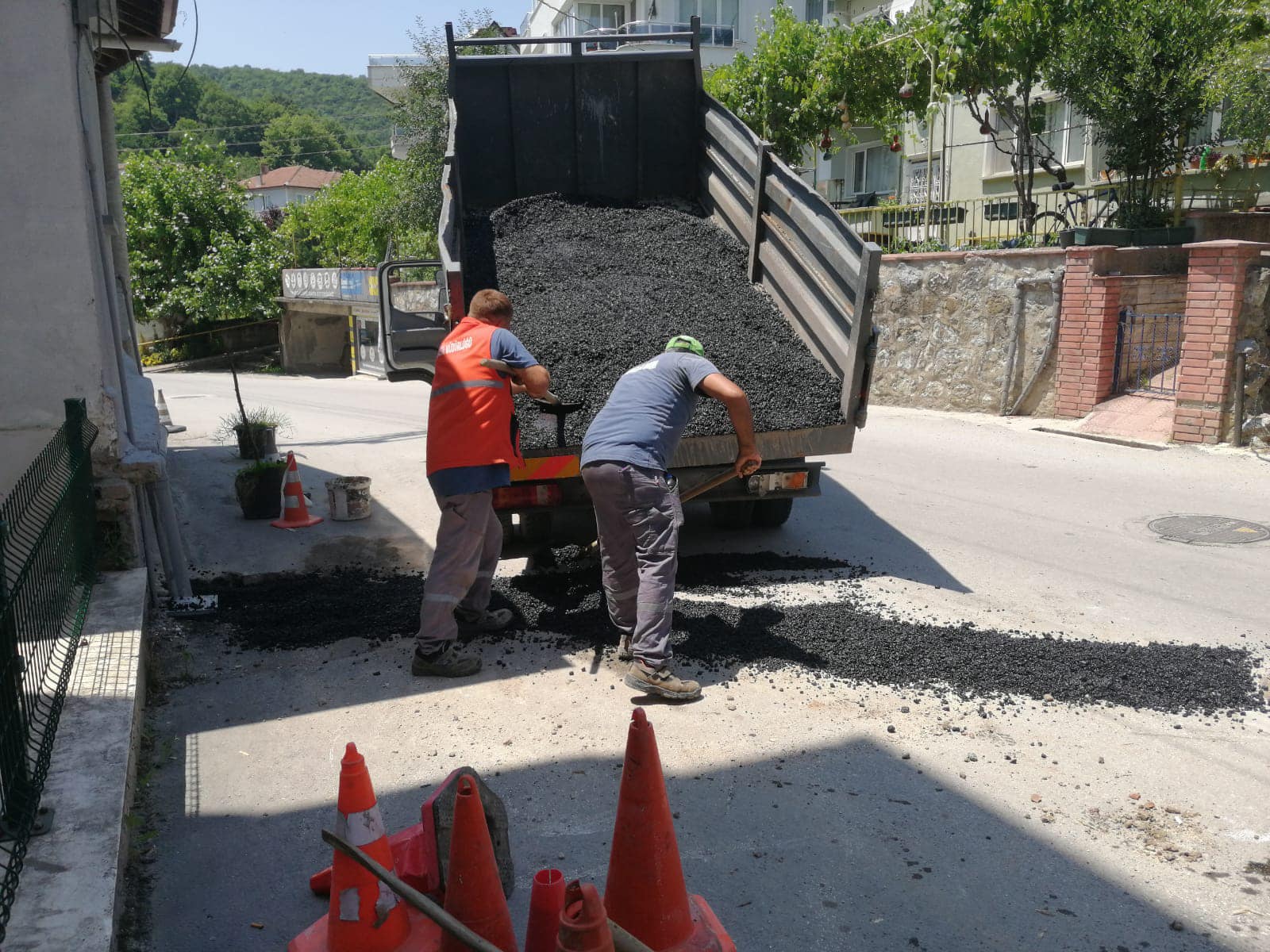 İLÇEMİZDEKİ YOLLARIN ASFALT TAMİRAT ÇALIŞMALARI