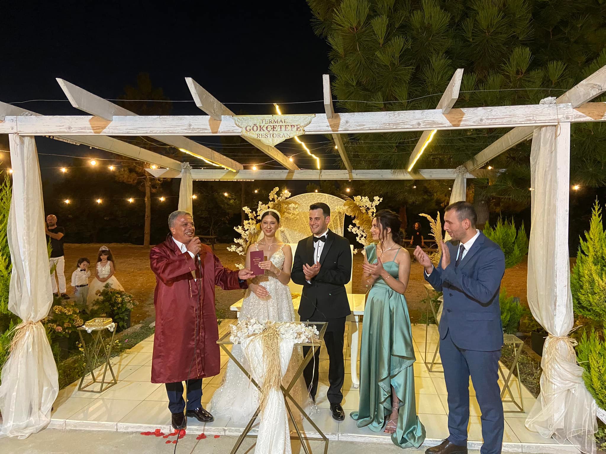 ÇİFTİMİZE MUTLULUKLAR DİLİYORUZ