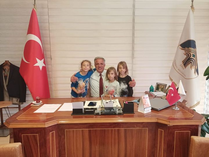BAŞKANIMIZ MİNİK MİSAFİRLERİNİ MAKAMINDA AĞIRLADI