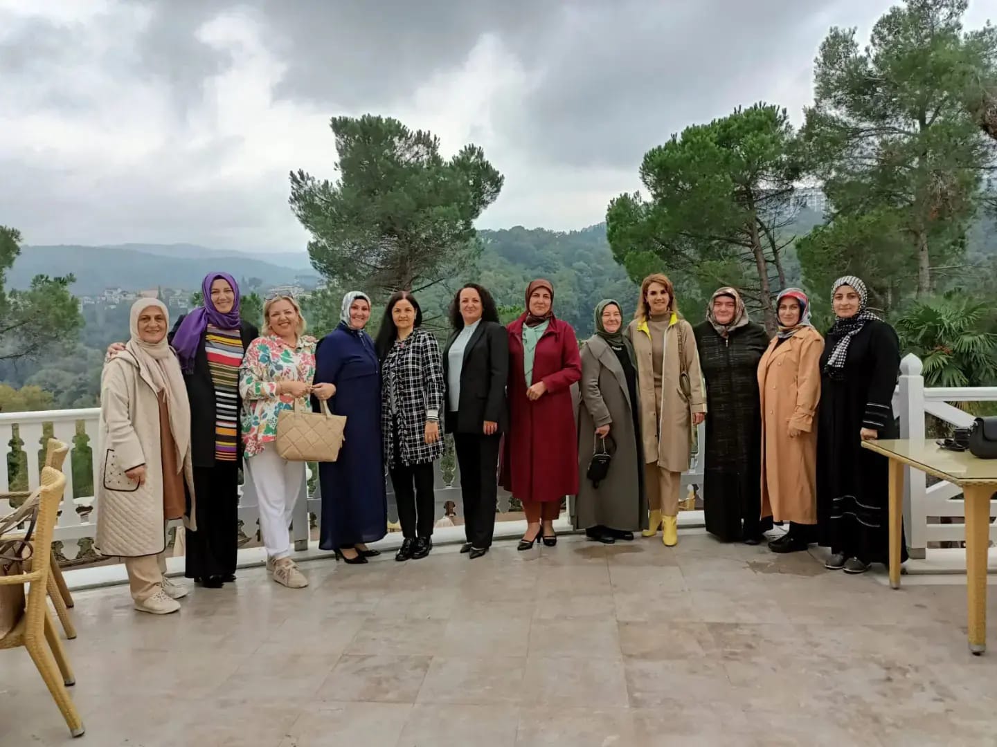 İLKNUR ACAR BAŞKAN EŞLERİYLE BİR ARADA
