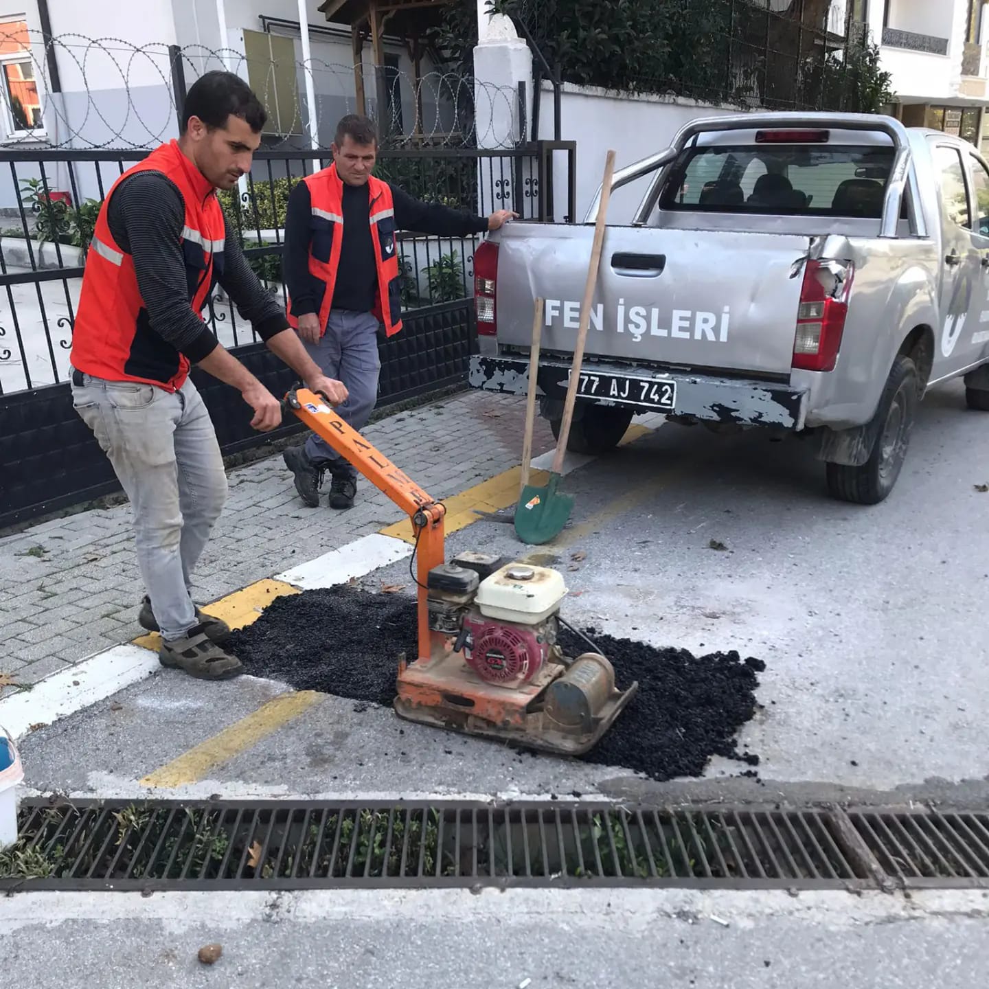 İLÇEMİZDE AŞINAN YOLLARIN BAKIM ONARIM ÇALIŞMALARI