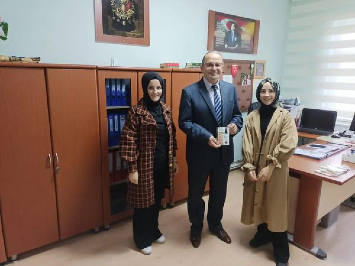 24 KASIM ÖĞRETMENLER GÜNÜ KAPSAMINDA İLÇEMİZ OKULLARI ZİYARET EDİLİP ÖĞRETMENLERİMİZE HEDİYE VERİLDİ