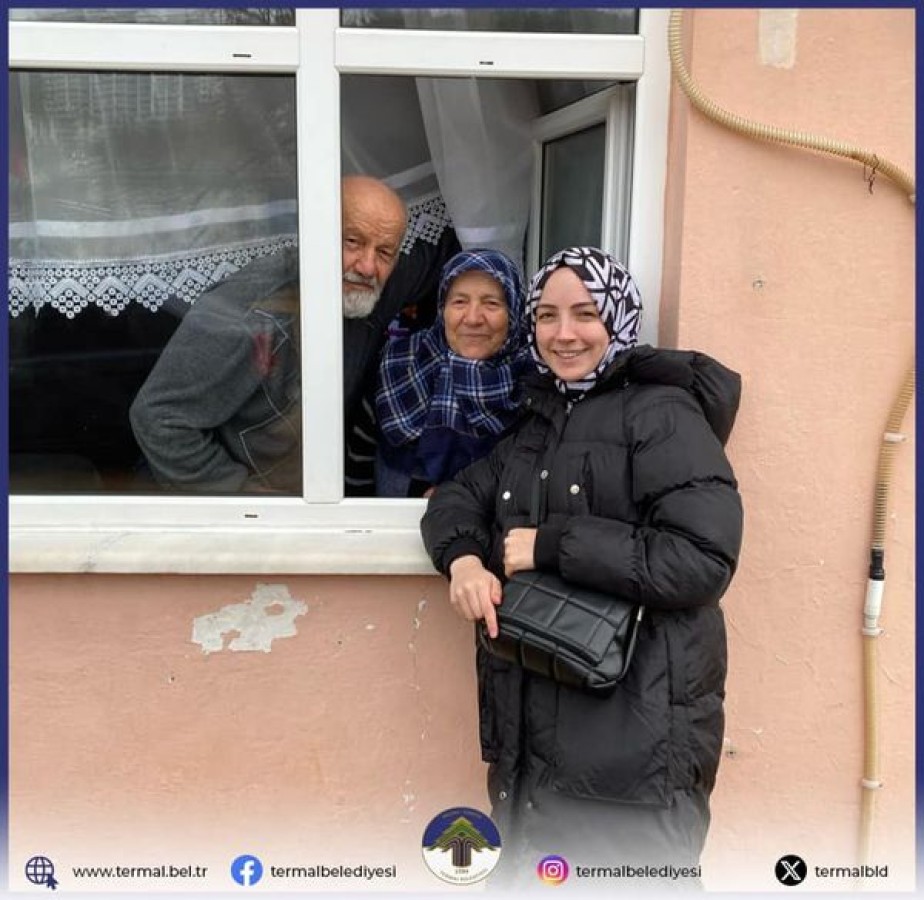 8 MART DÜNYA KADINLAR GÜNÜ NEDENİ İLE İLÇEMİZ KADINLARINA HEDİYELERİNİ VERİP GÜNLERİNİ KUTLADIK