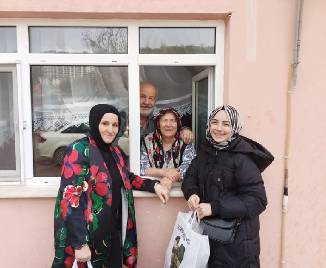 8 MART DÜNYA KADINLAR GÜNÜ NEDENİ İLE İLÇEMİZ KADINLARINA HEDİYELERİNİ VERİP GÜNLERİNİ KUTLADIK