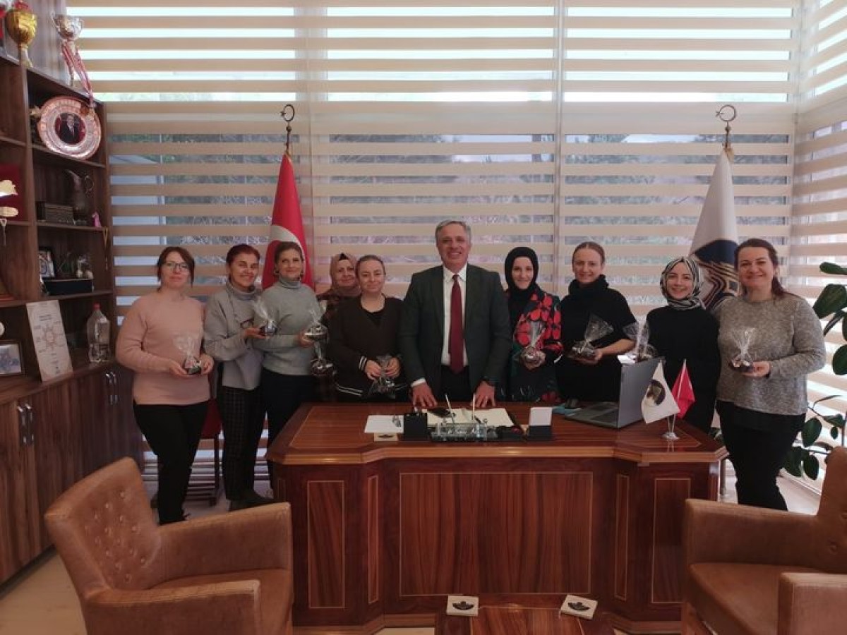 BAŞKANIMIZ H.SİNAN ACARDAN BELEDİYE BAYAN PERSONELİ'NİN 8 MART DÜNYA KADINLAR GÜNÜNÜ KUTLADI