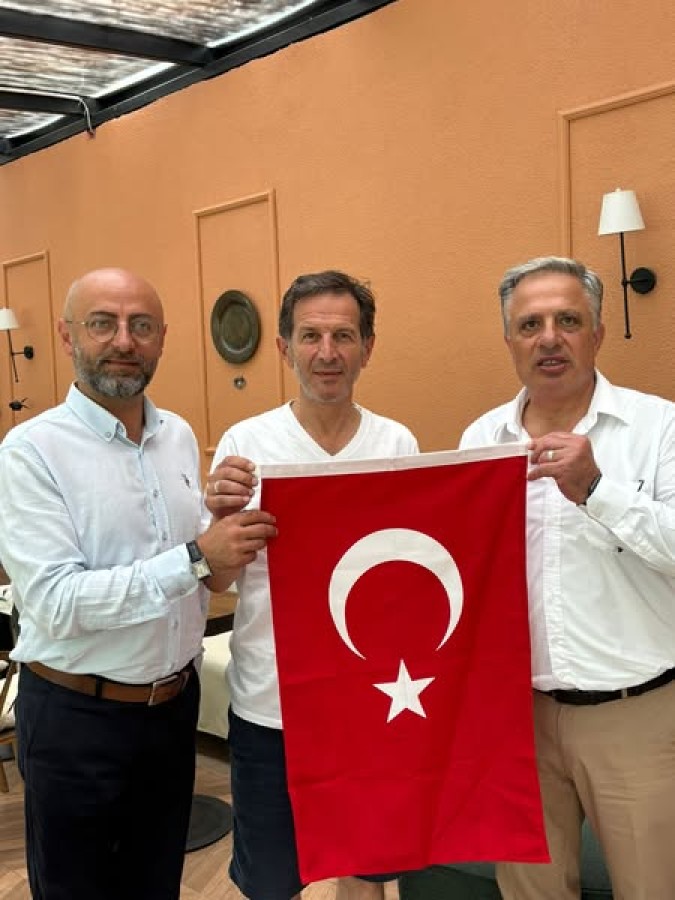 HER EVE BİR BAYRAK