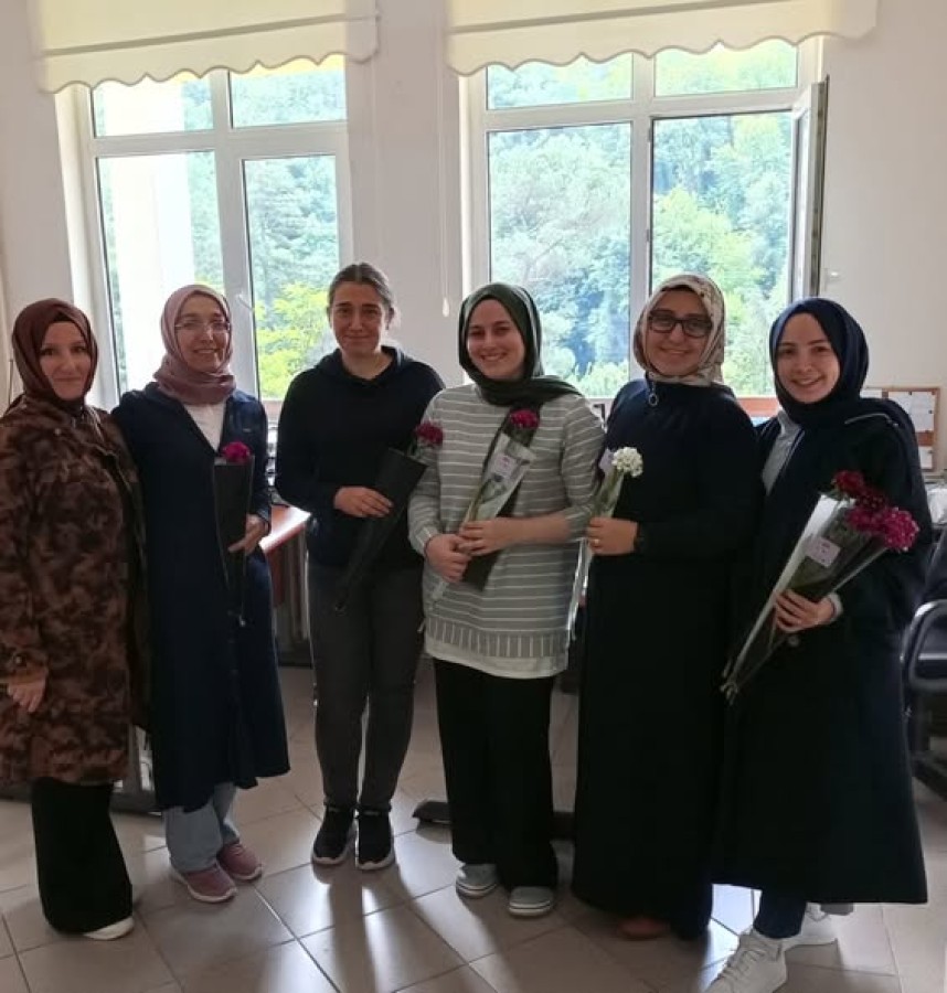 İLÇEMİZDE GÖREV YAPAN HEMŞİRELERİMİZ'İN HEMŞİRELER GÜNÜNÜ KUTLADIK