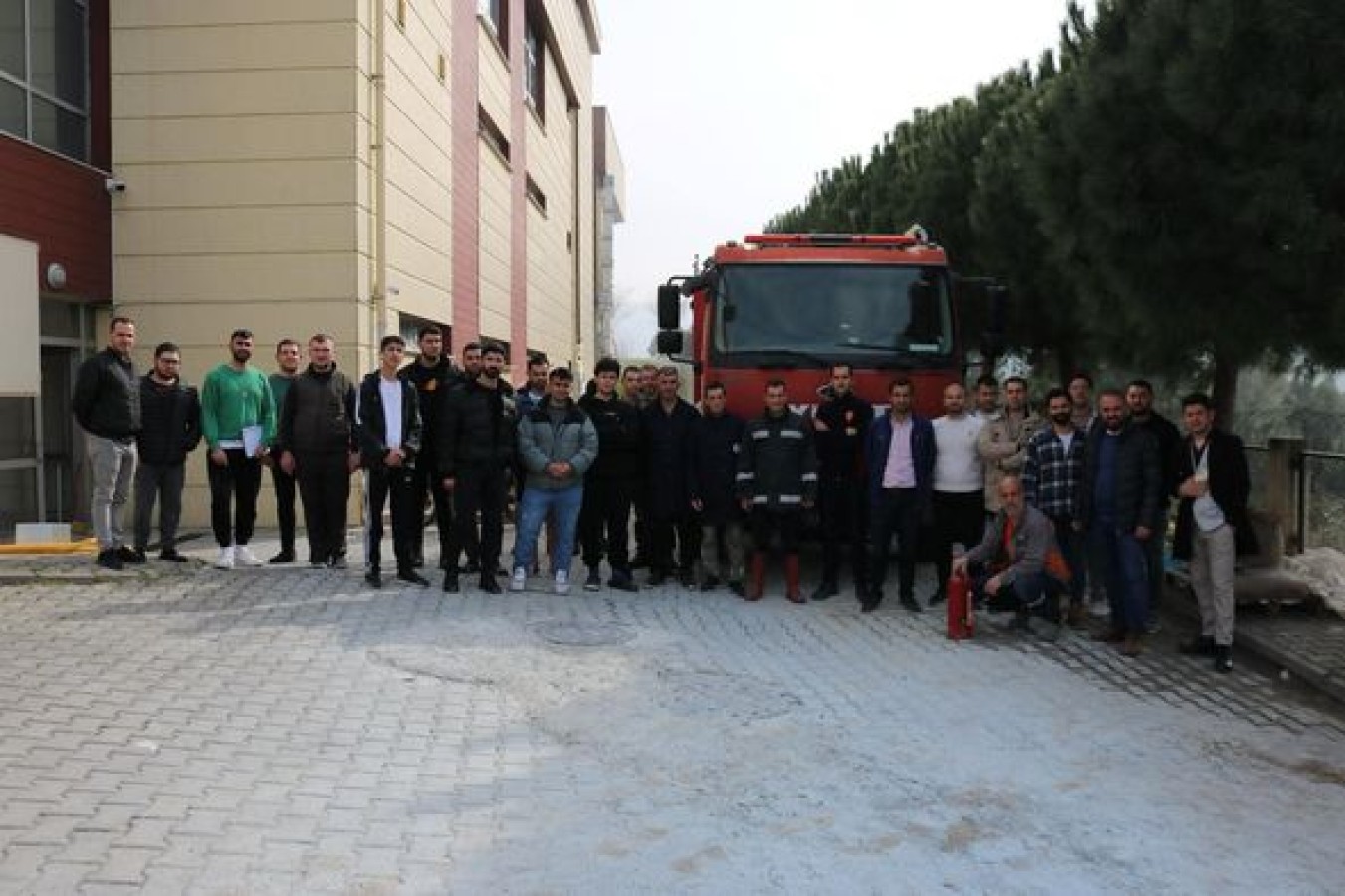 SİVİL SAVUNMA HAFTASI KAPSAMINDA YANGIN SÖNDÜRME TATBİKATI GERÇEKLEŞTİRİLDİ